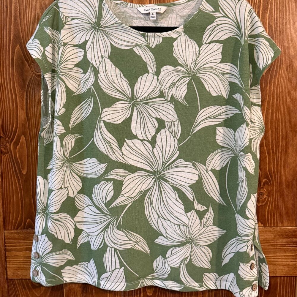 Emily Daniels Green & White Floral Top w/ Button Detail – Size Large